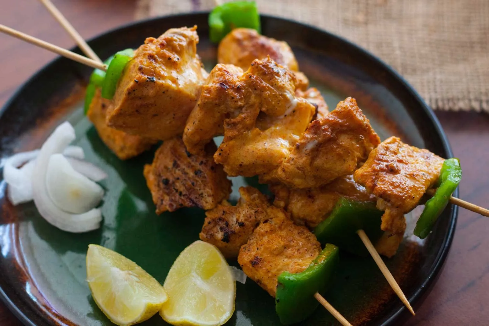 Chicken tikka skewers with lemon and onion